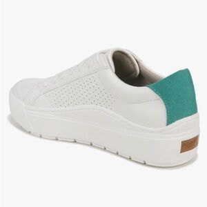 Retro white sneaker with green heel